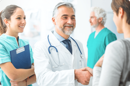 Ärzteteam und Außenddienst-Mitarbeiterin provita ardt