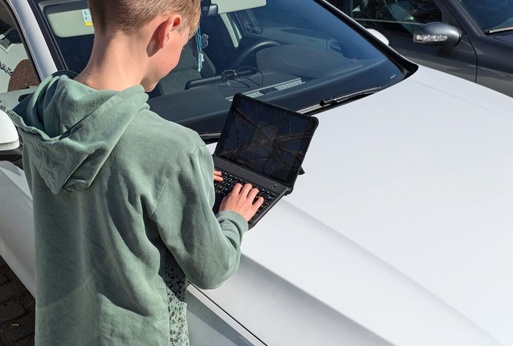 Nachwuchsförderung am Boys’Day 2025: Mika auf Außendienst-Mission!