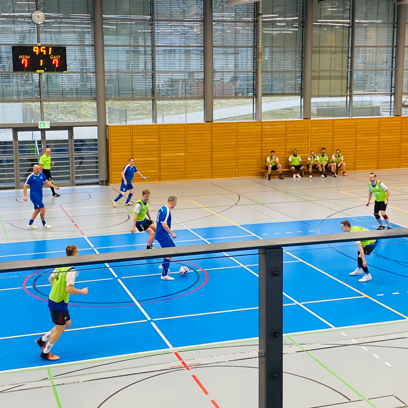 provianer beim Fußball-Mitternachtsturnier, voller Spannung am Spielrand.