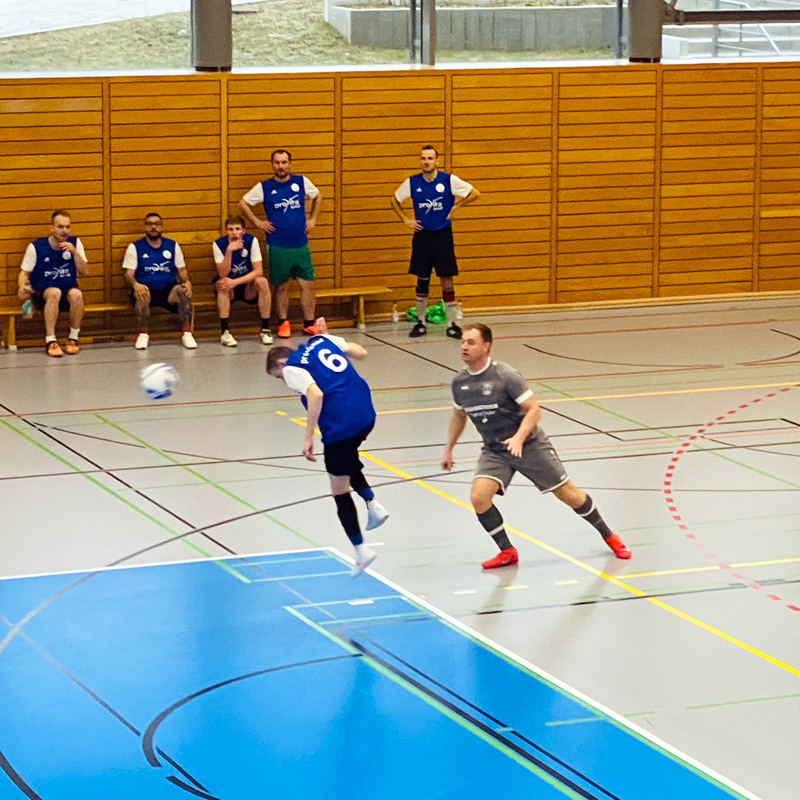 provianer beim Fußball-Mitternachtsturnier im Spiel
